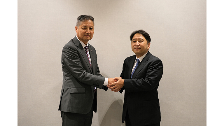Signing the basic agreement on DX promotion (left: Yoichi Otomo, Executive Officer & General Manager, Digital Transformation Dept., Tohoku Electric Power.; right: Tetsuro Akashi, COO, IT & Communication Business Unit, Mitsui.)